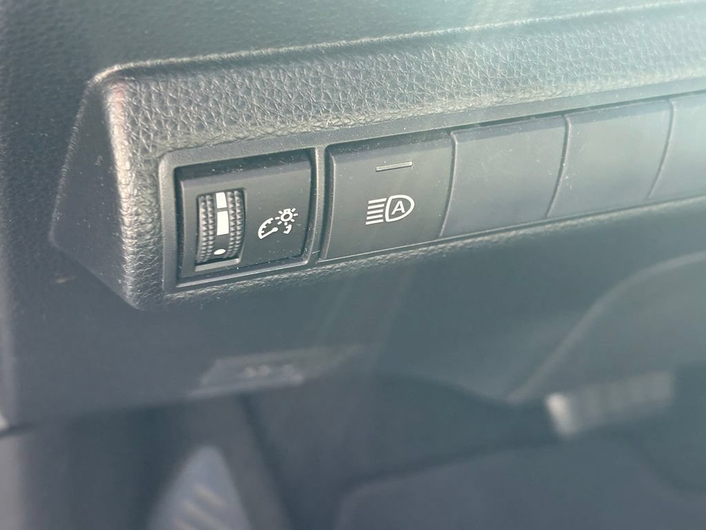 Used 2020 Toyota Corolla LE FWD image 21