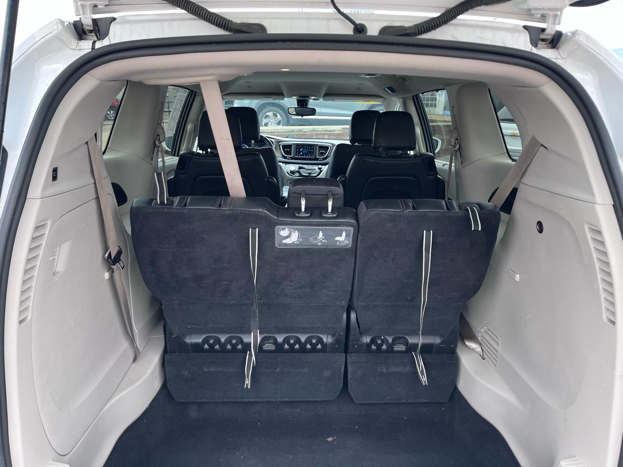 Used 2018 Chrysler Pacifica Touring-L image 11