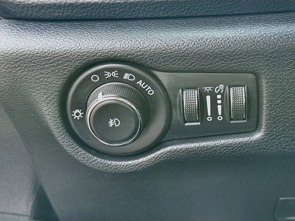 Used 2025 Chrysler Pacifica Limited FWD image 10