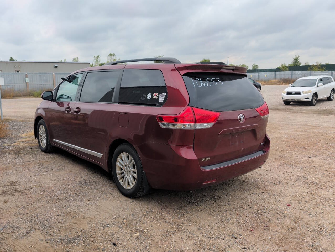 Used 2011 Toyota Sienna XLE w/ Entertainment Pkg FWD image 3