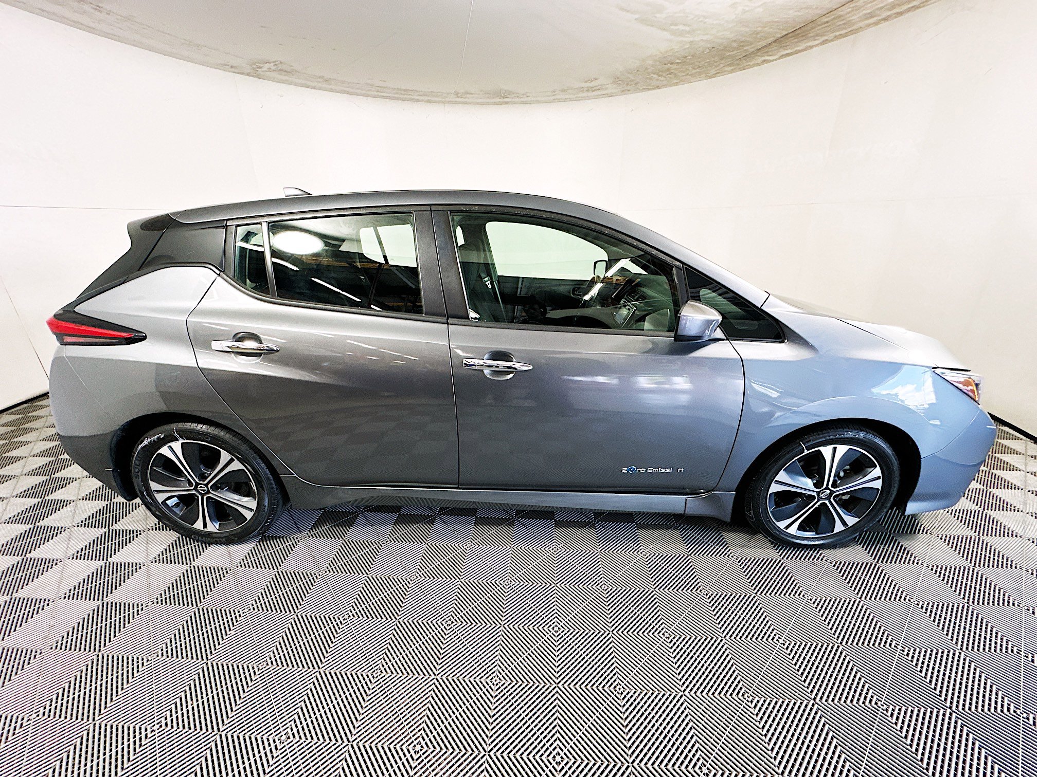 Used 2019 Nissan Leaf SV w/ Protection Package image 2