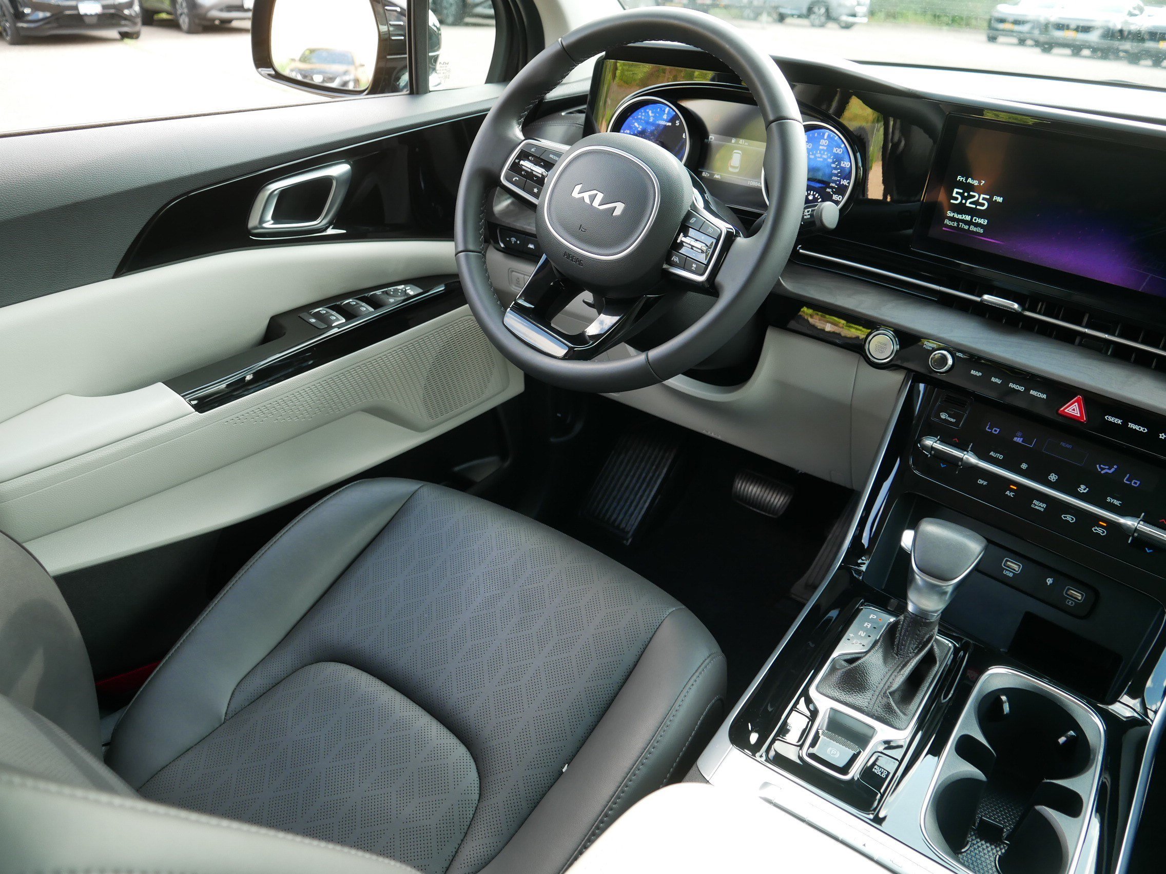 Certified 2023 Kia Carnival EX FWD image 9