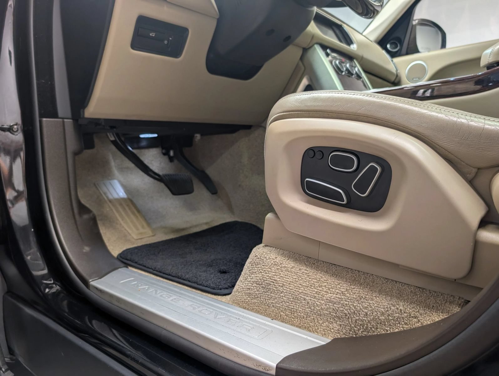 Used 2014 Land Rover Range Rover HSE AWD/4WD image 16