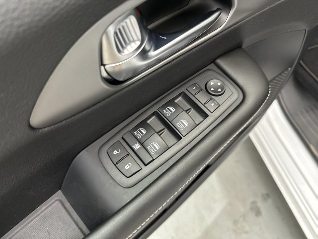 New 2027 Chrysler Pacifica Select AWD/4WD image 18