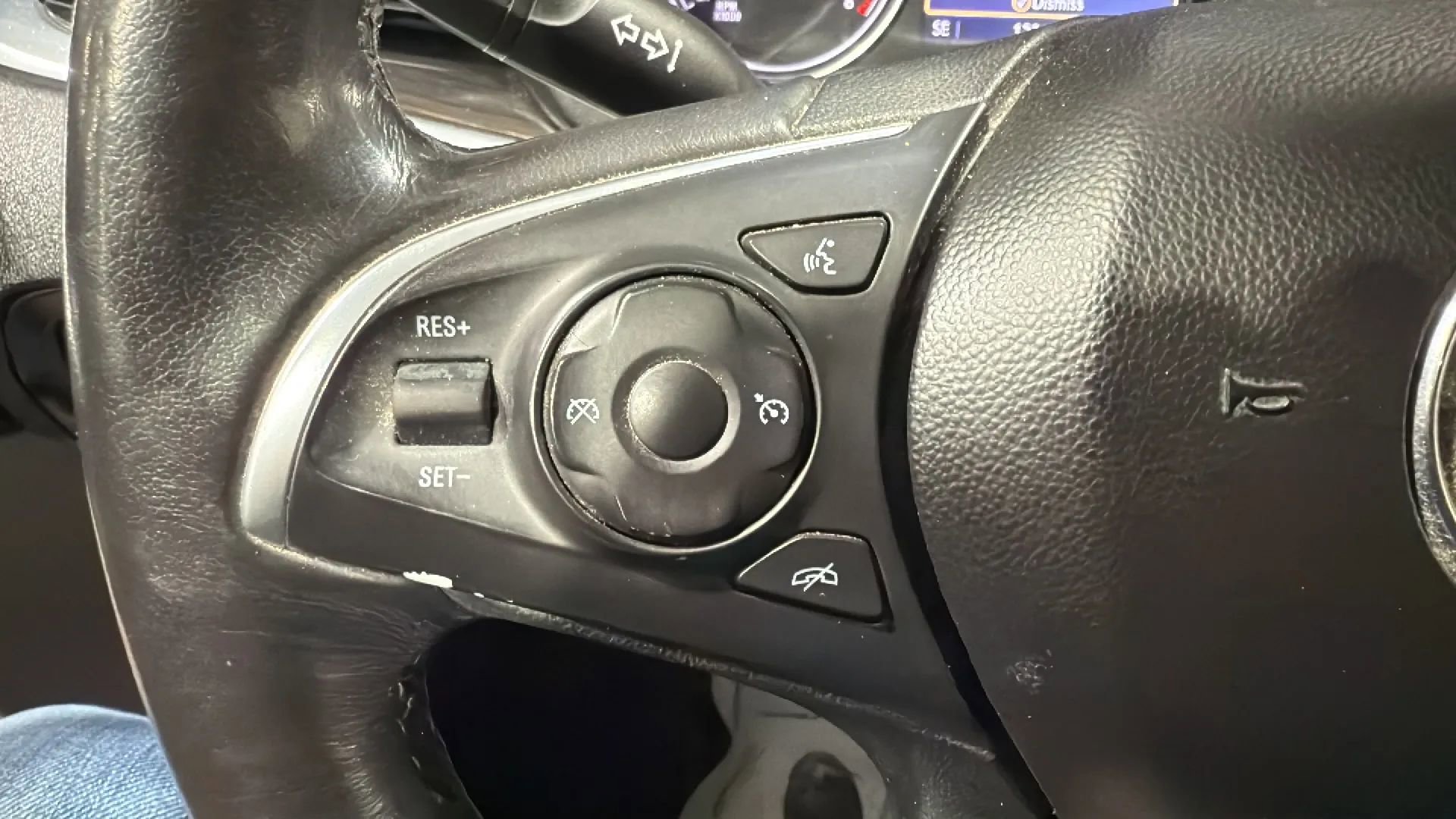 Used 2020 Buick Enclave Essence image 12