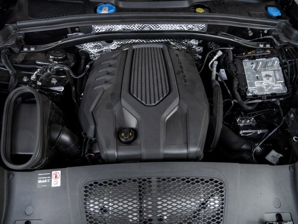 Certified 2025 Porsche Macan image 35