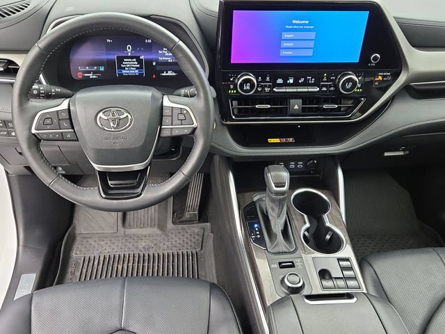 Certified 2025 Toyota Highlander Limited AWD/4WD image 11
