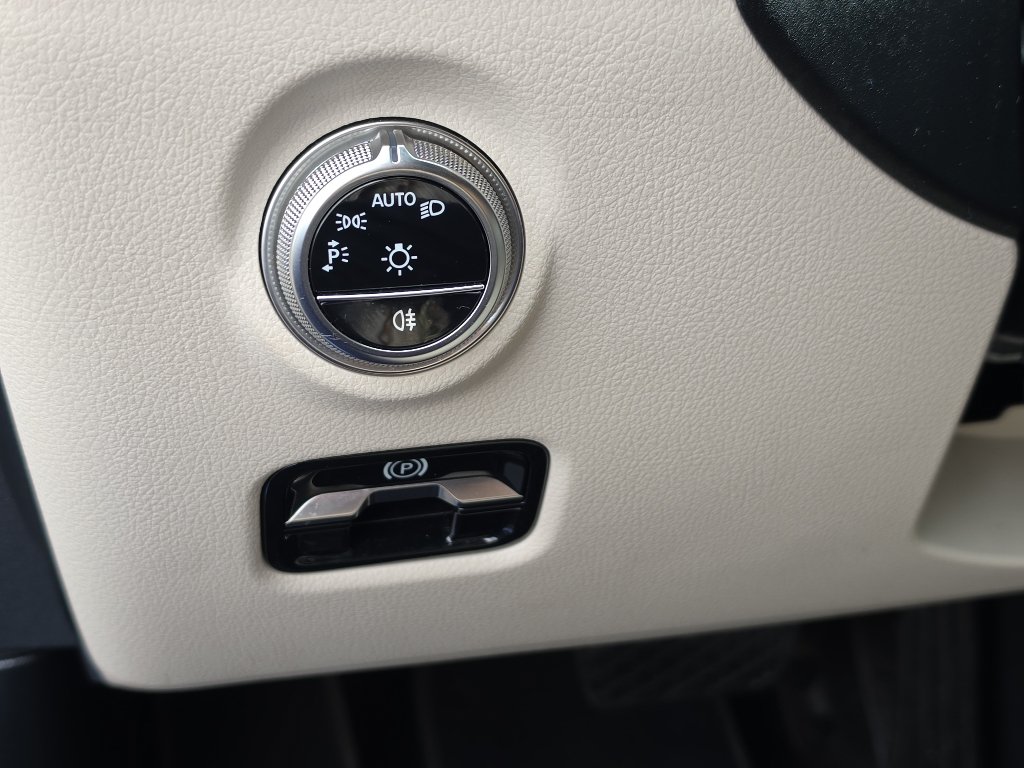 Used 2025 Mercedes-Benz C 300 Sedan image 25