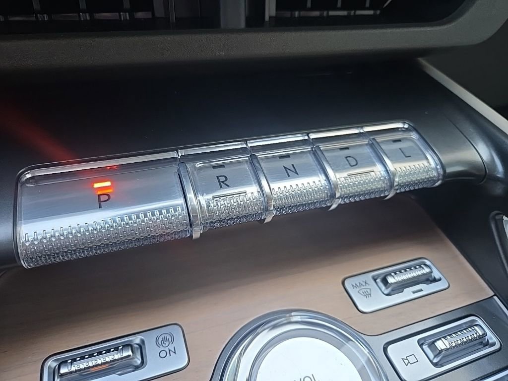 Used 2025 Lincoln Nautilus Reserve image 61