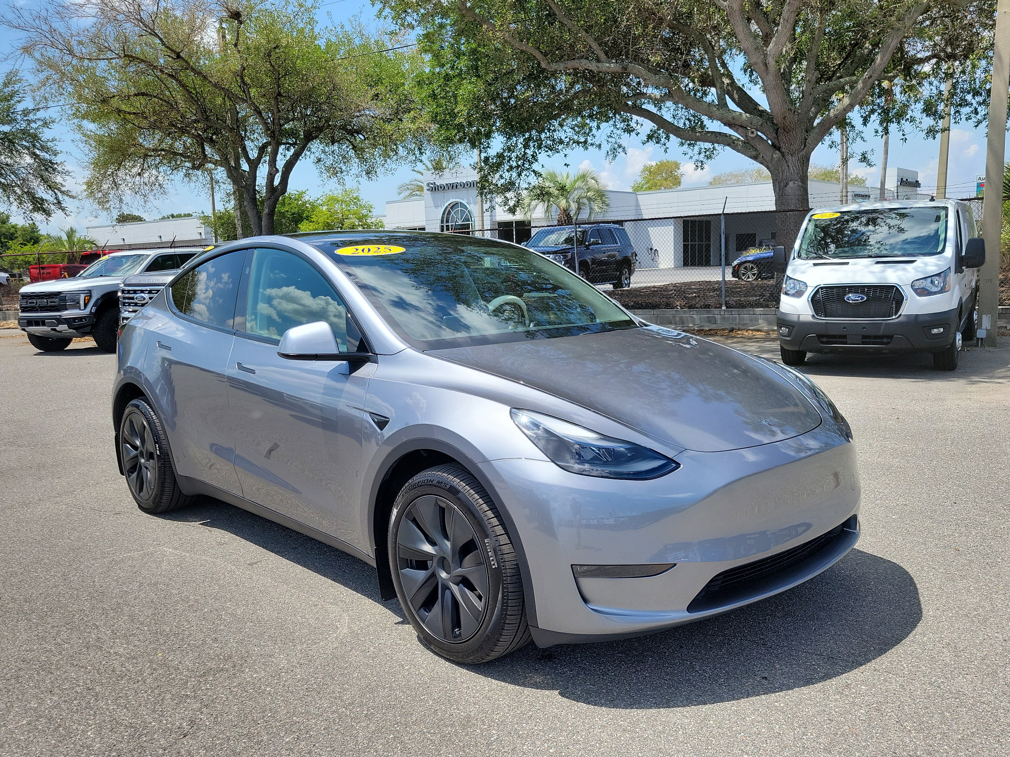 Used 2025 Tesla Model Y Long Range AWD/4WD image 2