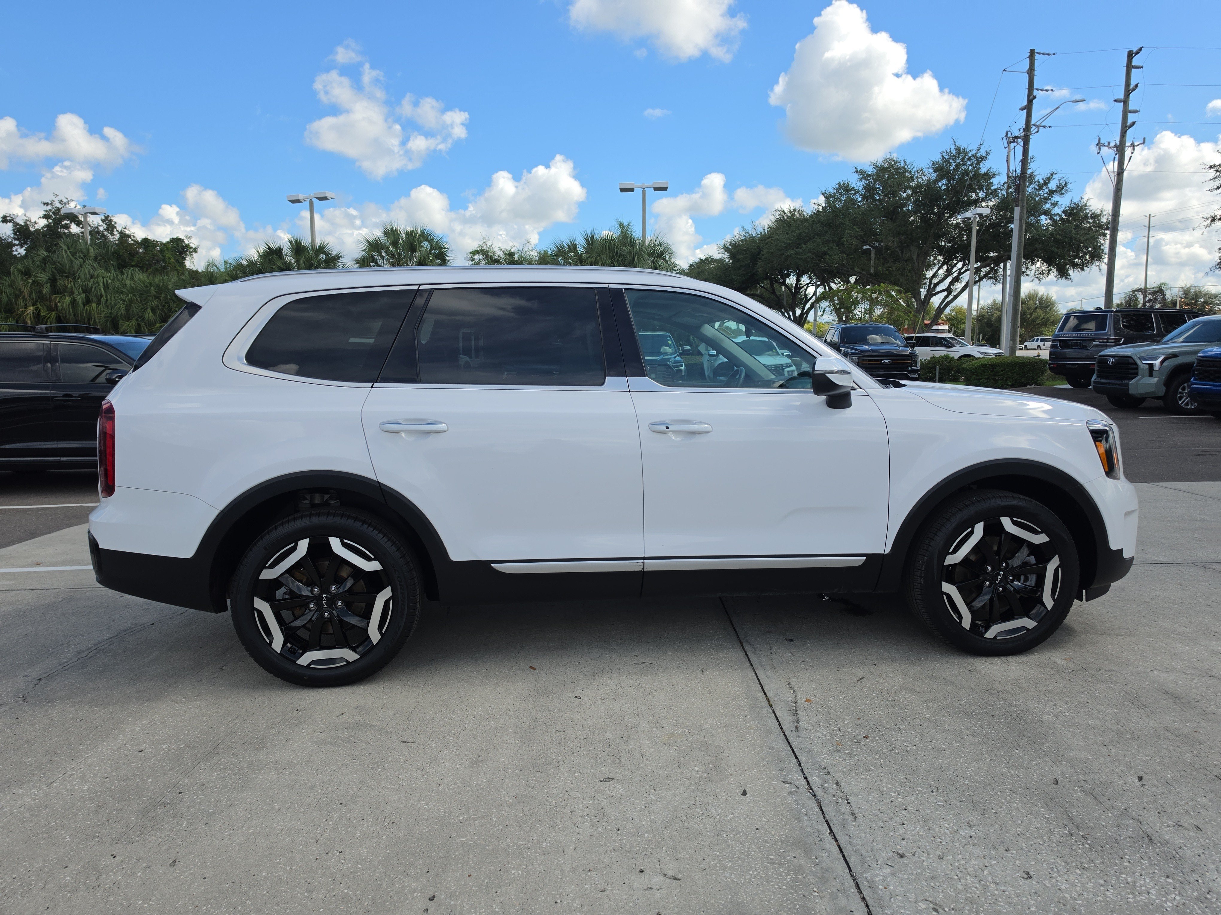 Certified 2024 Kia Telluride S w/ S Sunroof Package AWD/4WD image 8