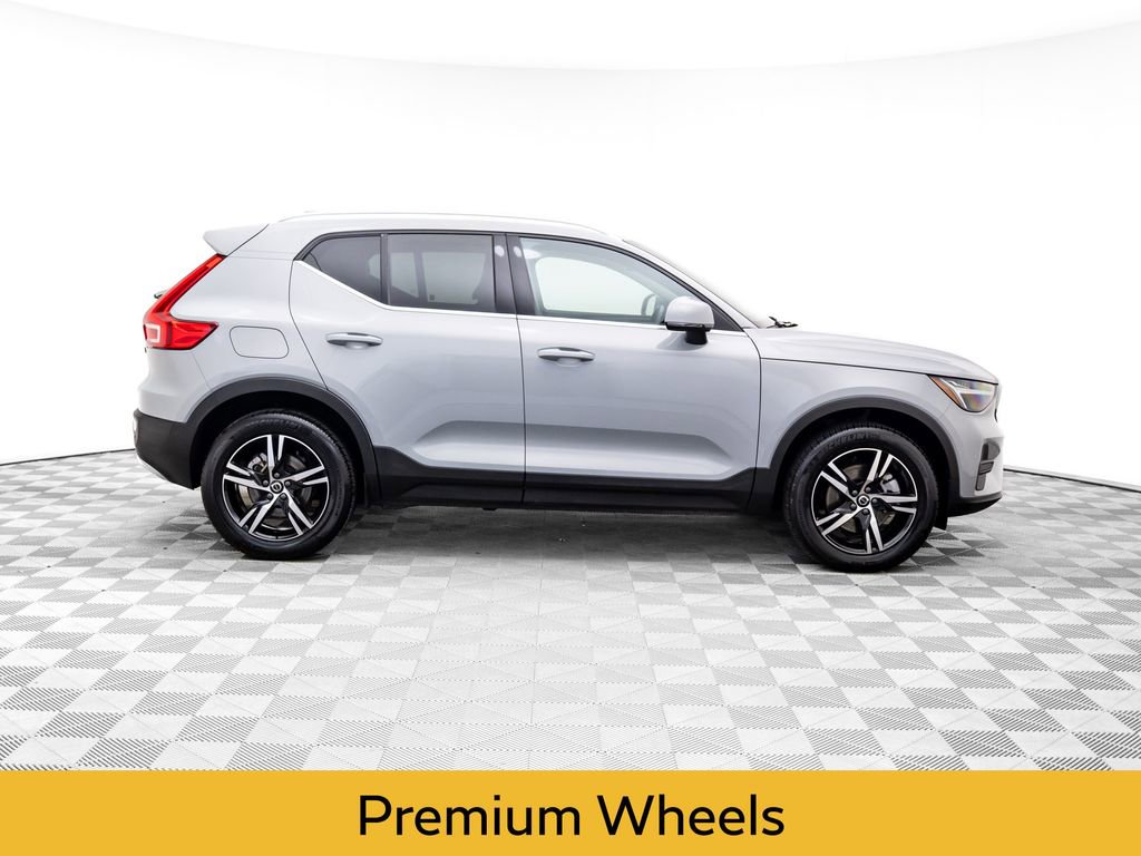 Used 2025 Volvo XC40 B5 Core image 7