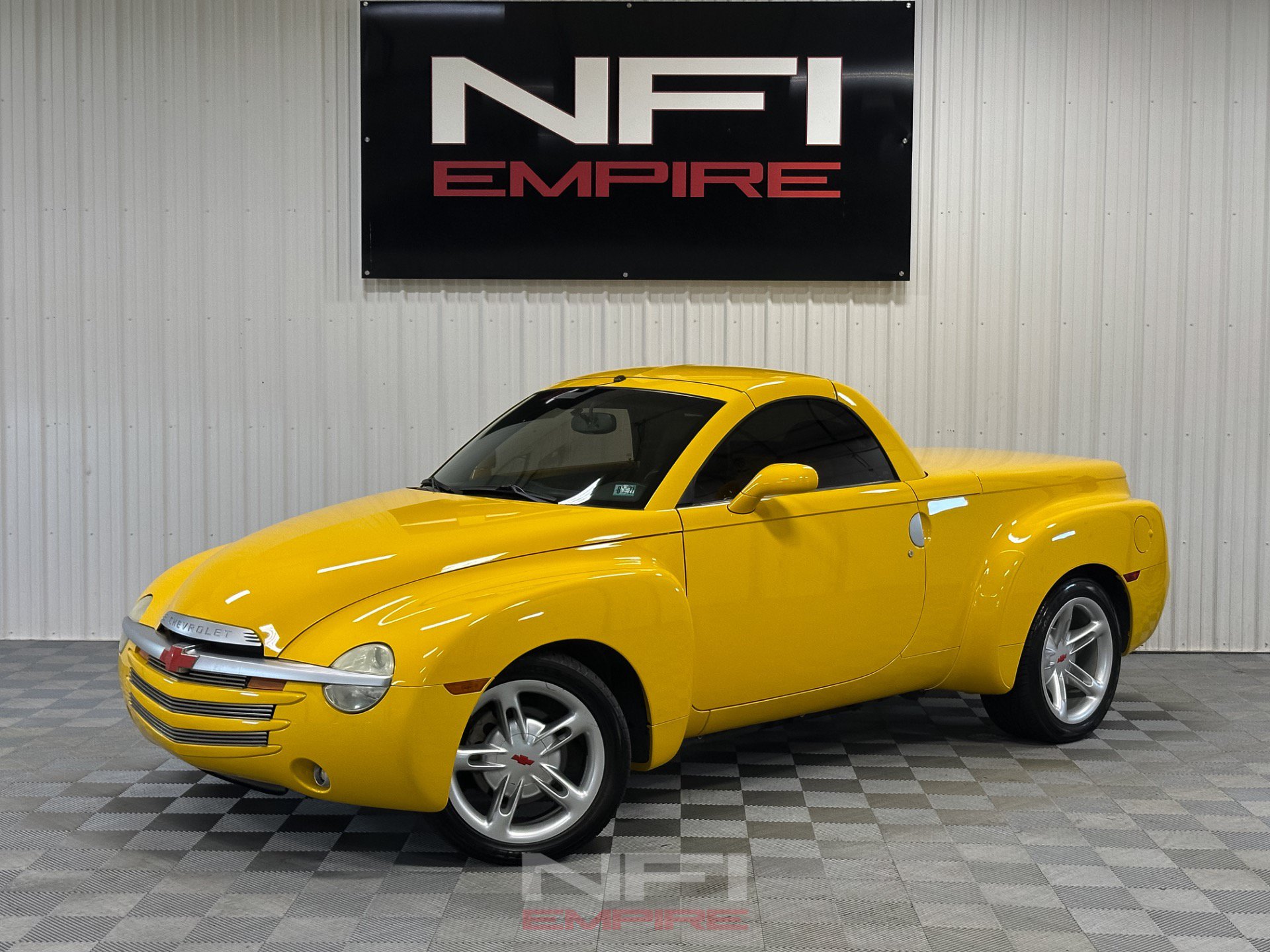 Used 2004 Chevrolet SSR w/ Preferred Equipment Group RWD image 2