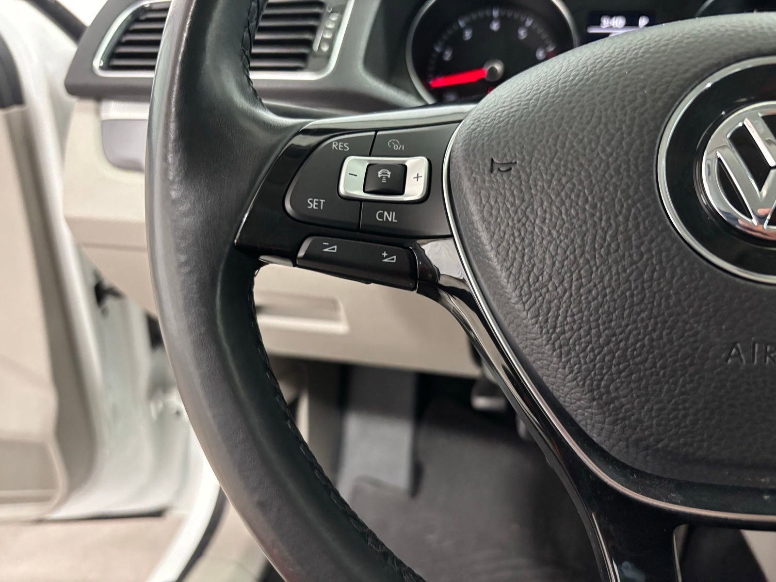 Used 2018 Volkswagen Passat 2.0T R-Line w/ R-Line Lighting Package image 19