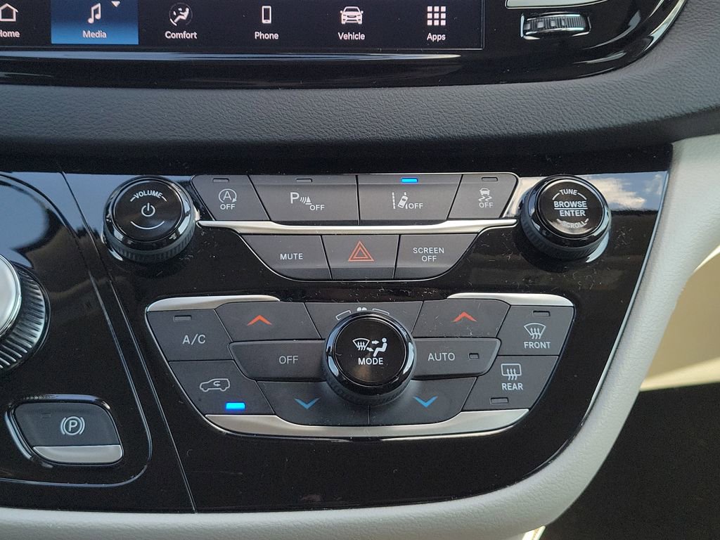 Certified 2024 Chrysler Pacifica Touring-L image 35