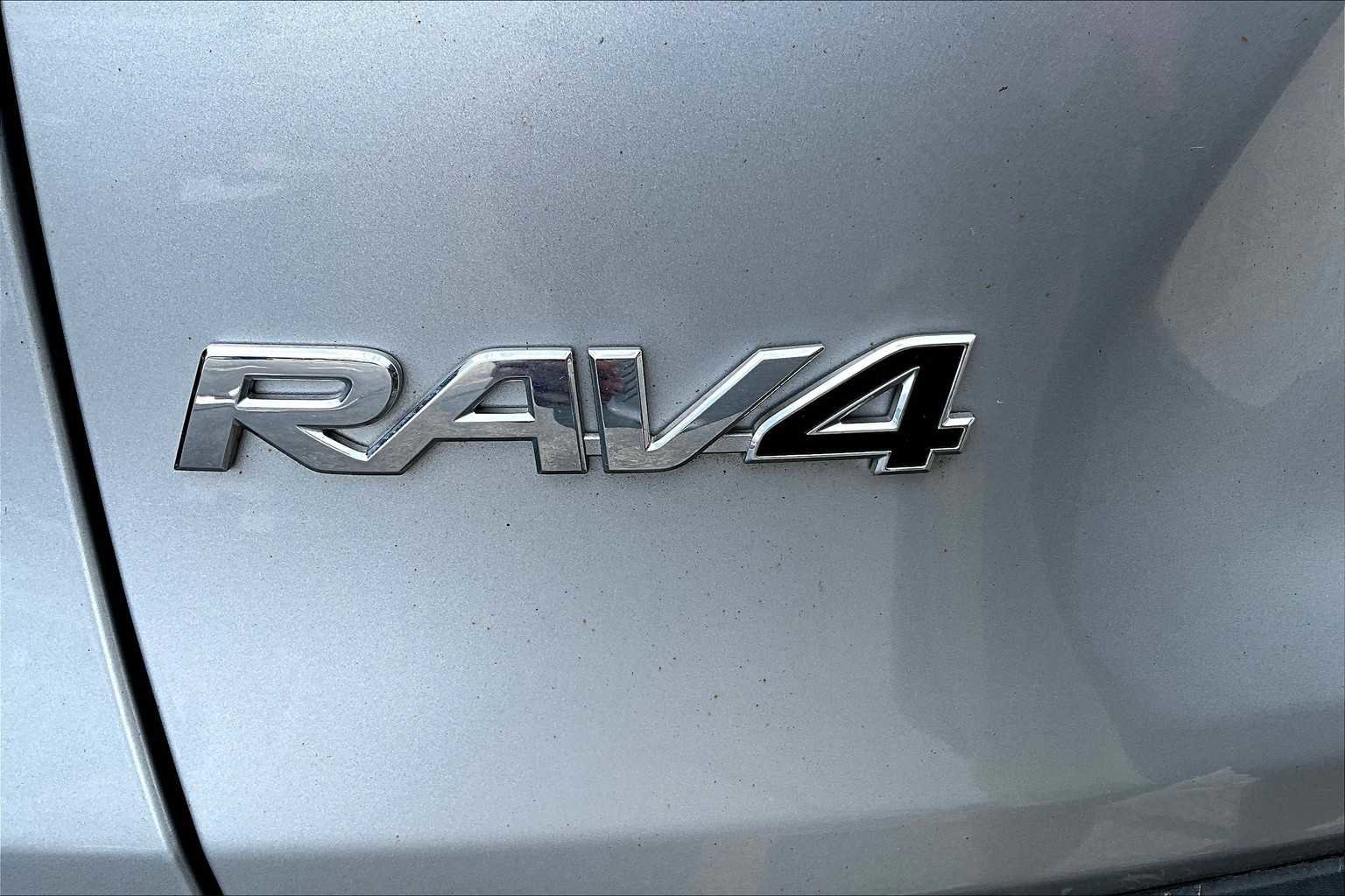 Used 2022 Toyota RAV4 LE image 31