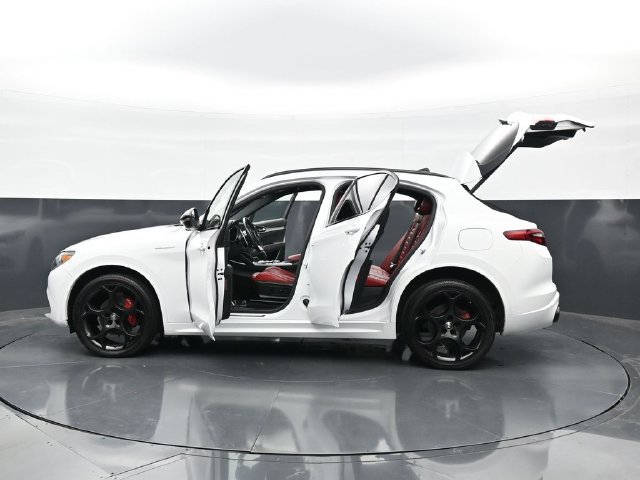 Used 2022 Alfa Romeo Stelvio Veloce AWD/4WD image 56