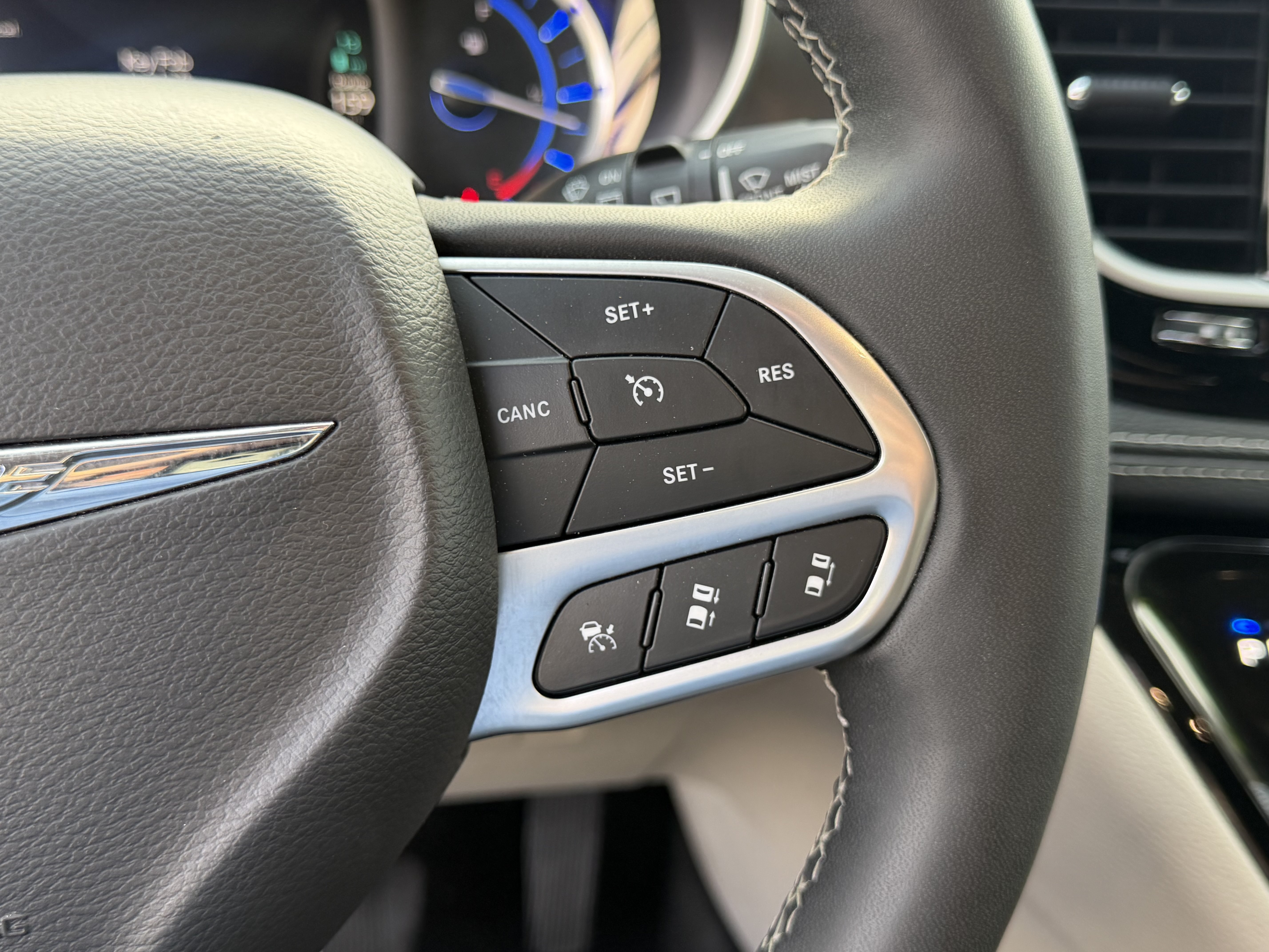Certified 2024 Chrysler Pacifica Limited FWD image 28