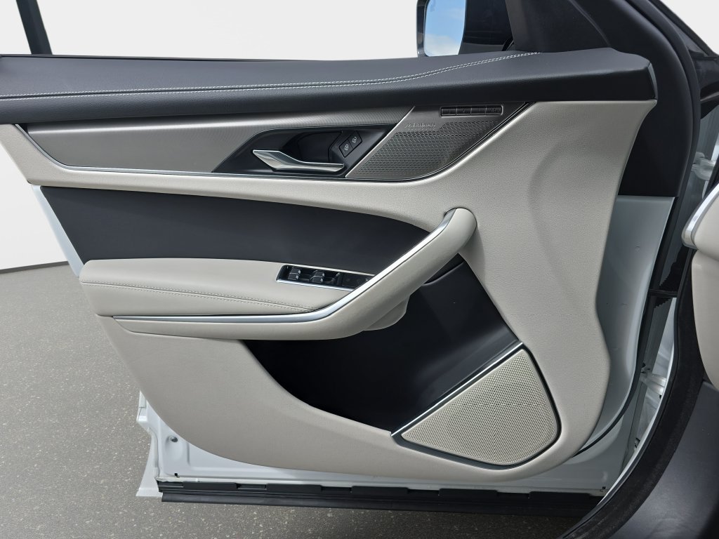 Certified 2025 Jaguar F-PACE R-Dynamic S AWD/4WD image 27