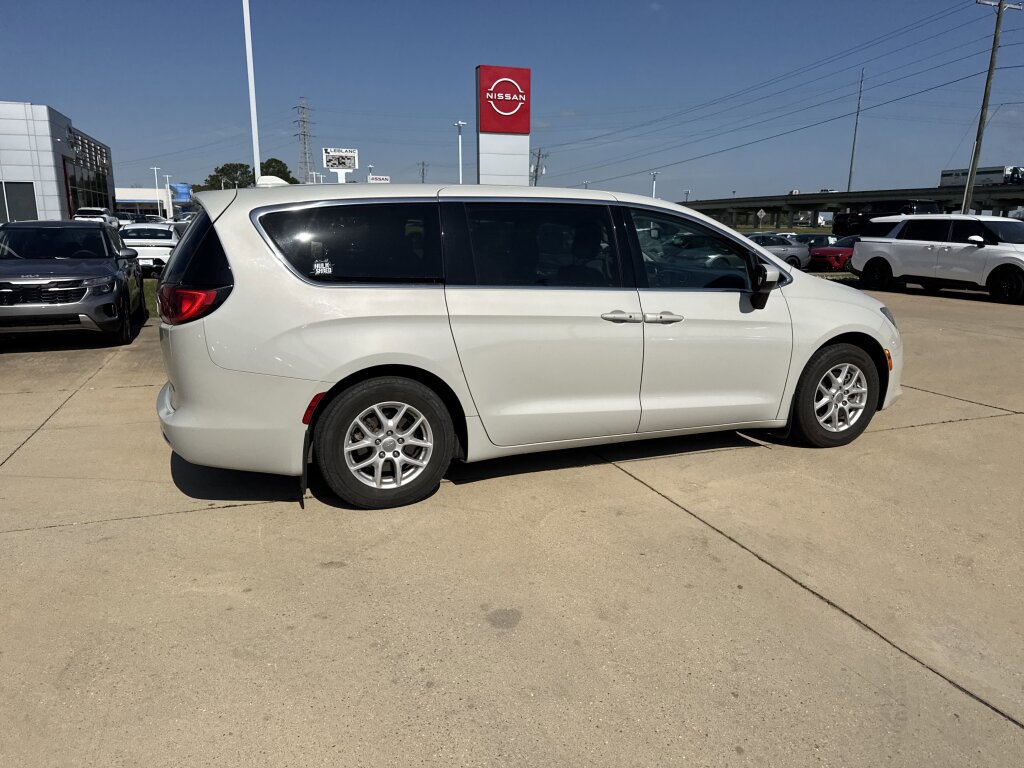 Used 2017 Chrysler Pacifica Touring image 16