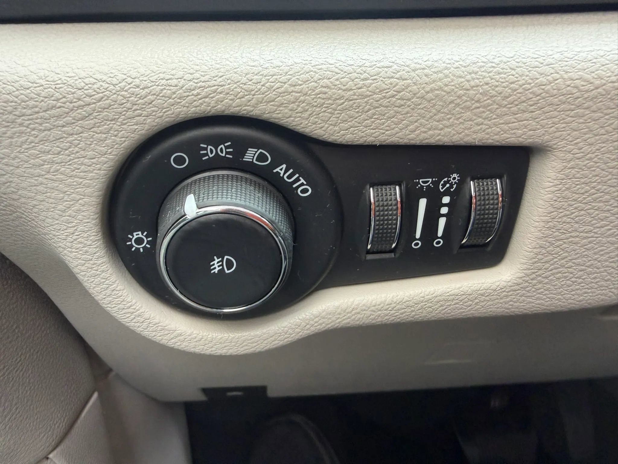 Used 2020 Chrysler Pacifica Touring-L FWD image 17