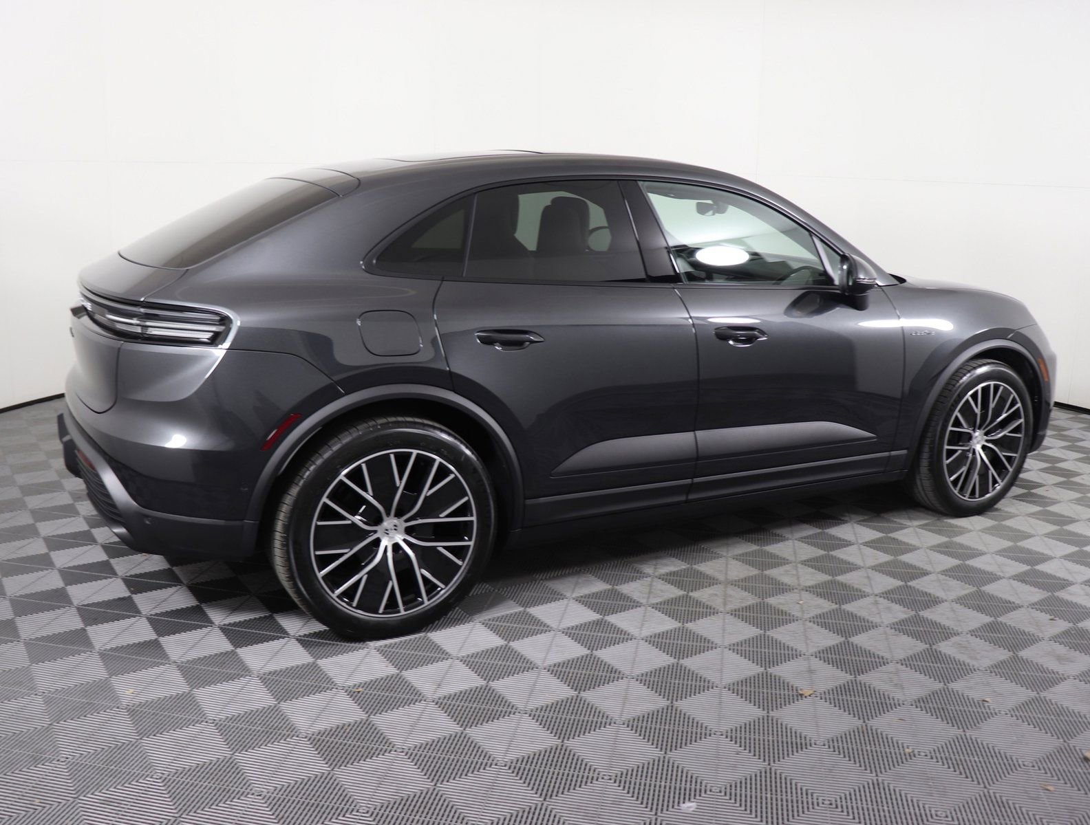 Certified 2025 Porsche Macan Electric RWD image 10