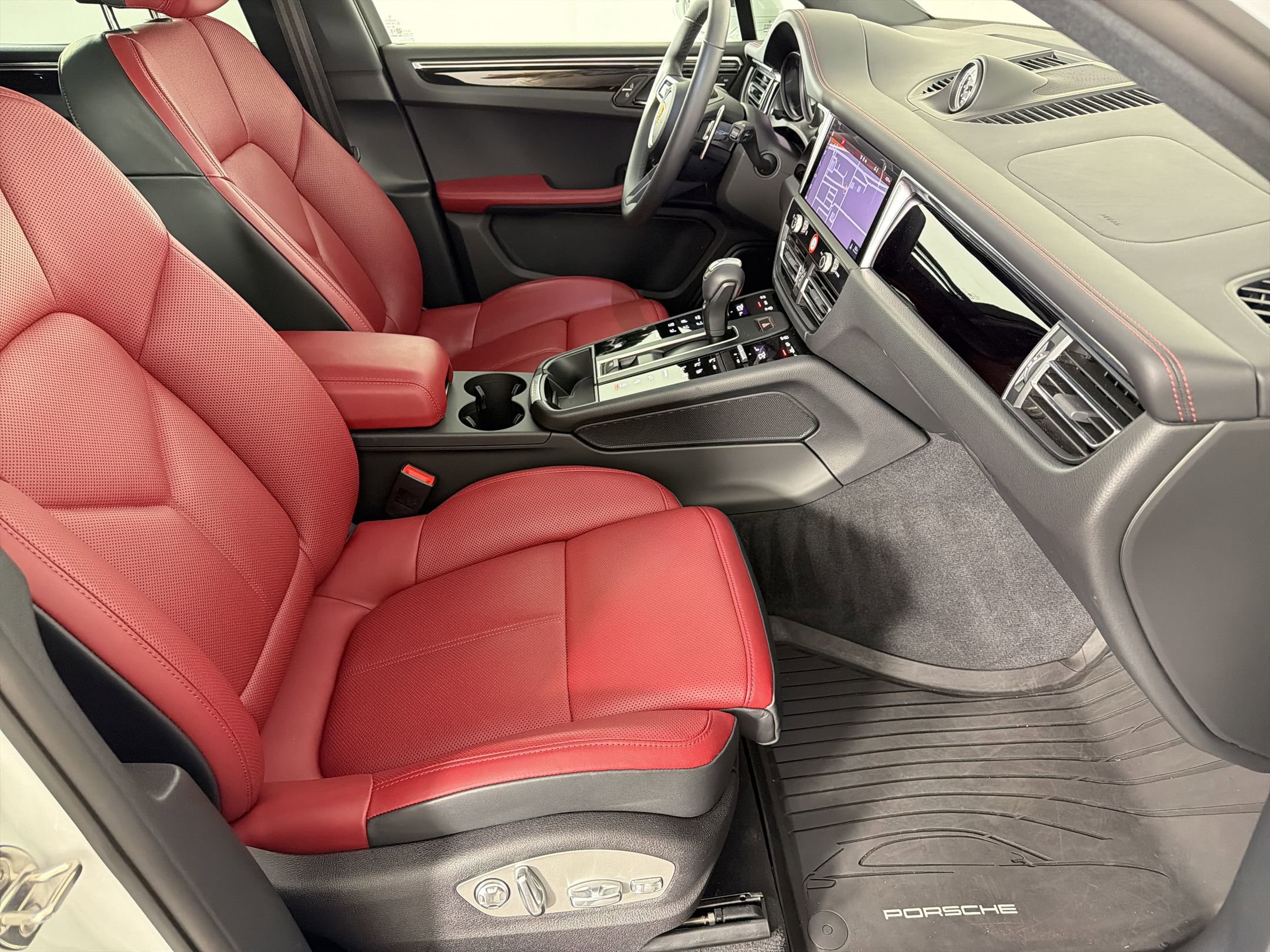 Certified 2025 Porsche Macan image 30