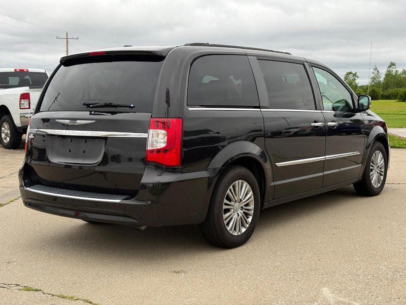 Used 2014 Chrysler Town & Country Touring-L w/ Driver Convenience Group FWD image 5