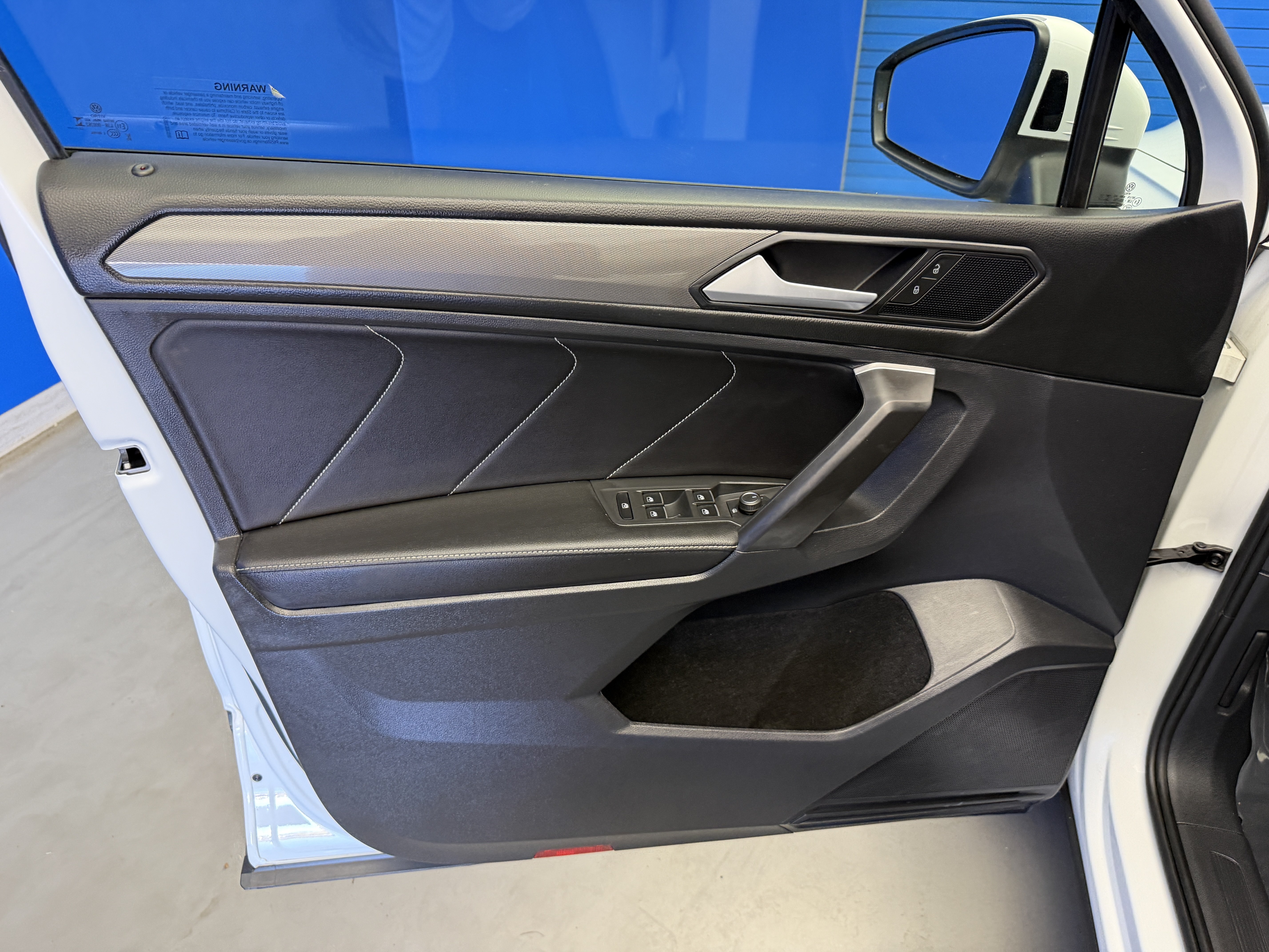 Certified 2023 Volkswagen Tiguan SE FWD image 9