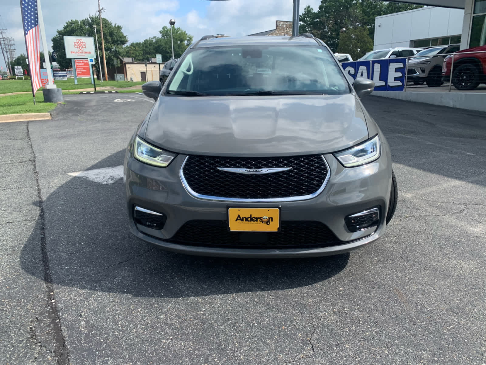 Used 2022 Chrysler Pacifica Touring-L FWD image 2