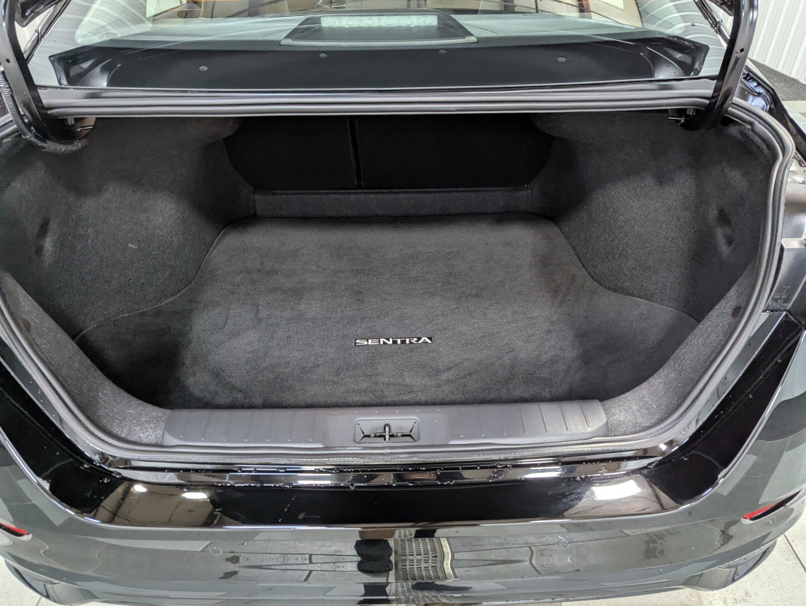 Used 2025 Nissan Sentra SR w/ SR Premium Package image 25