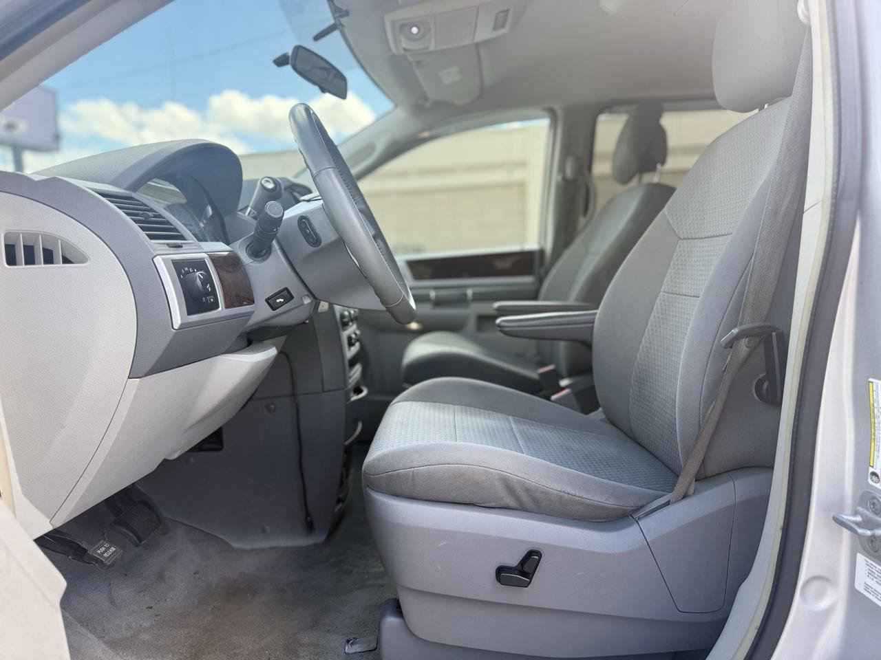Used 2010 Chrysler Town & Country Touring FWD image 7