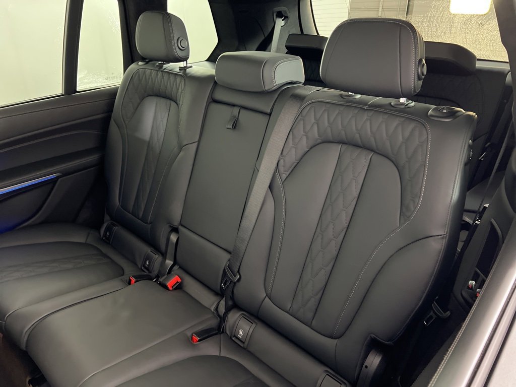 Used 2025 BMW X7 M60i w/ Climate Comfort Package image 4