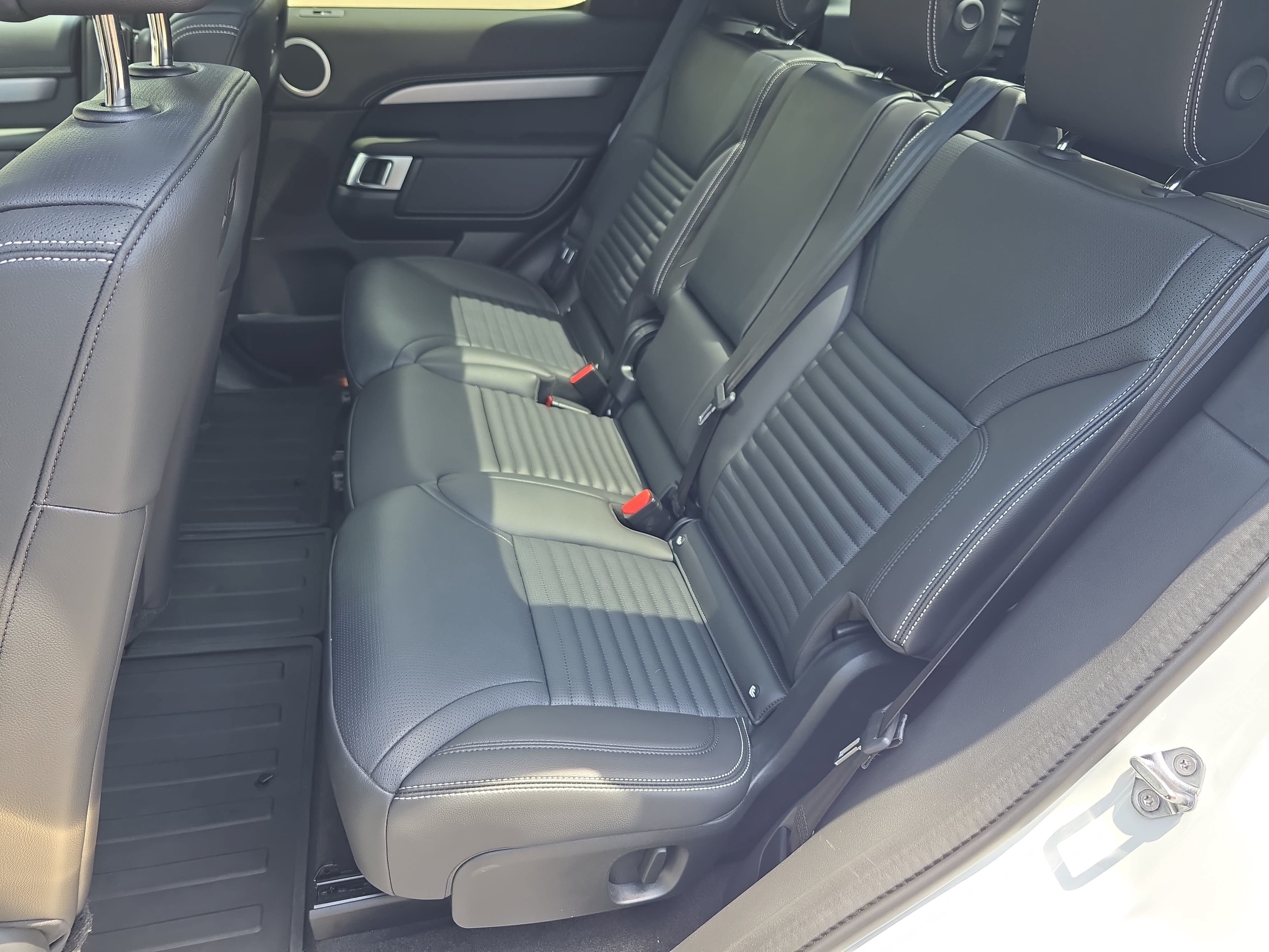 Certified 2025 Land Rover Discovery Dynamic SE AWD/4WD image 14