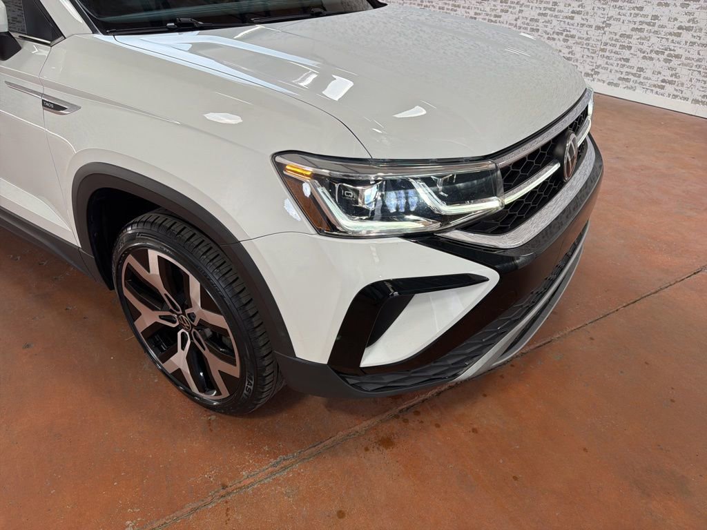 Used 2022 Volkswagen Taos SEL image 9