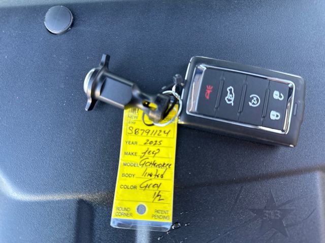 New 2025 Jeep Grand Cherokee Limited AWD/4WD image 30