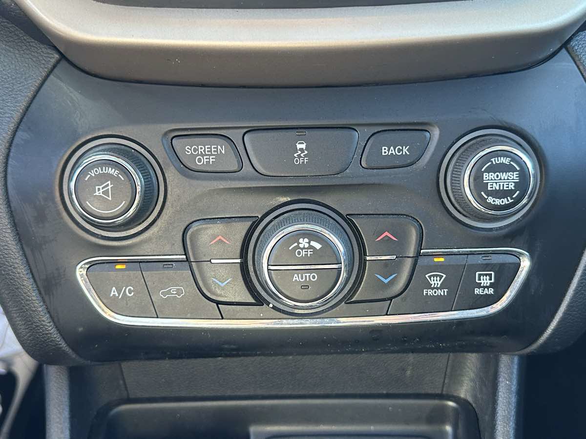 Used 2017 Jeep Cherokee Limited AWD/4WD image 20