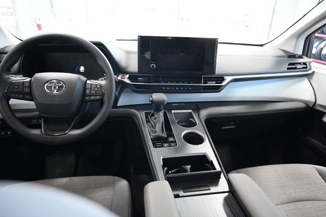 Used 2025 Toyota Sienna LE AWD/4WD image 13
