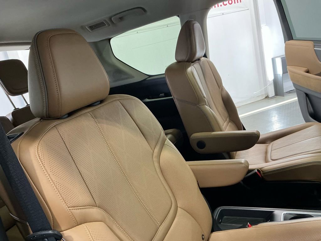 Used 2025 INFINITI QX80 Sensory image 30