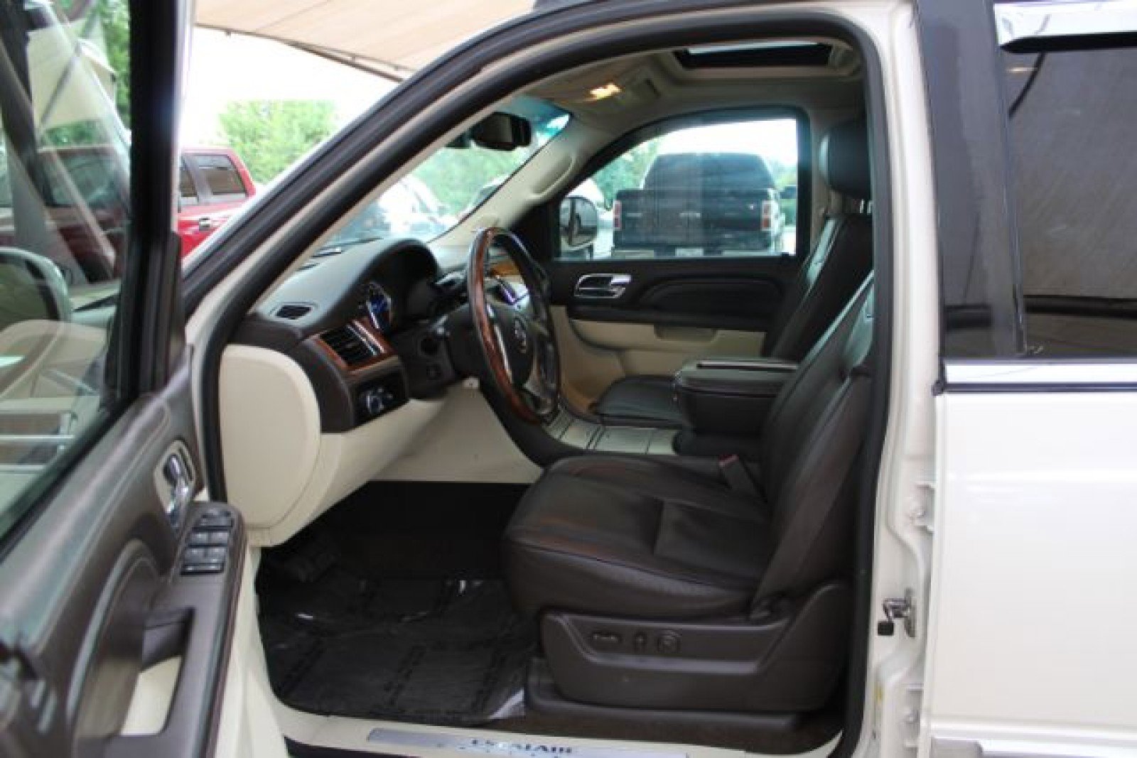 Used 2011 Cadillac Escalade Platinum image 12