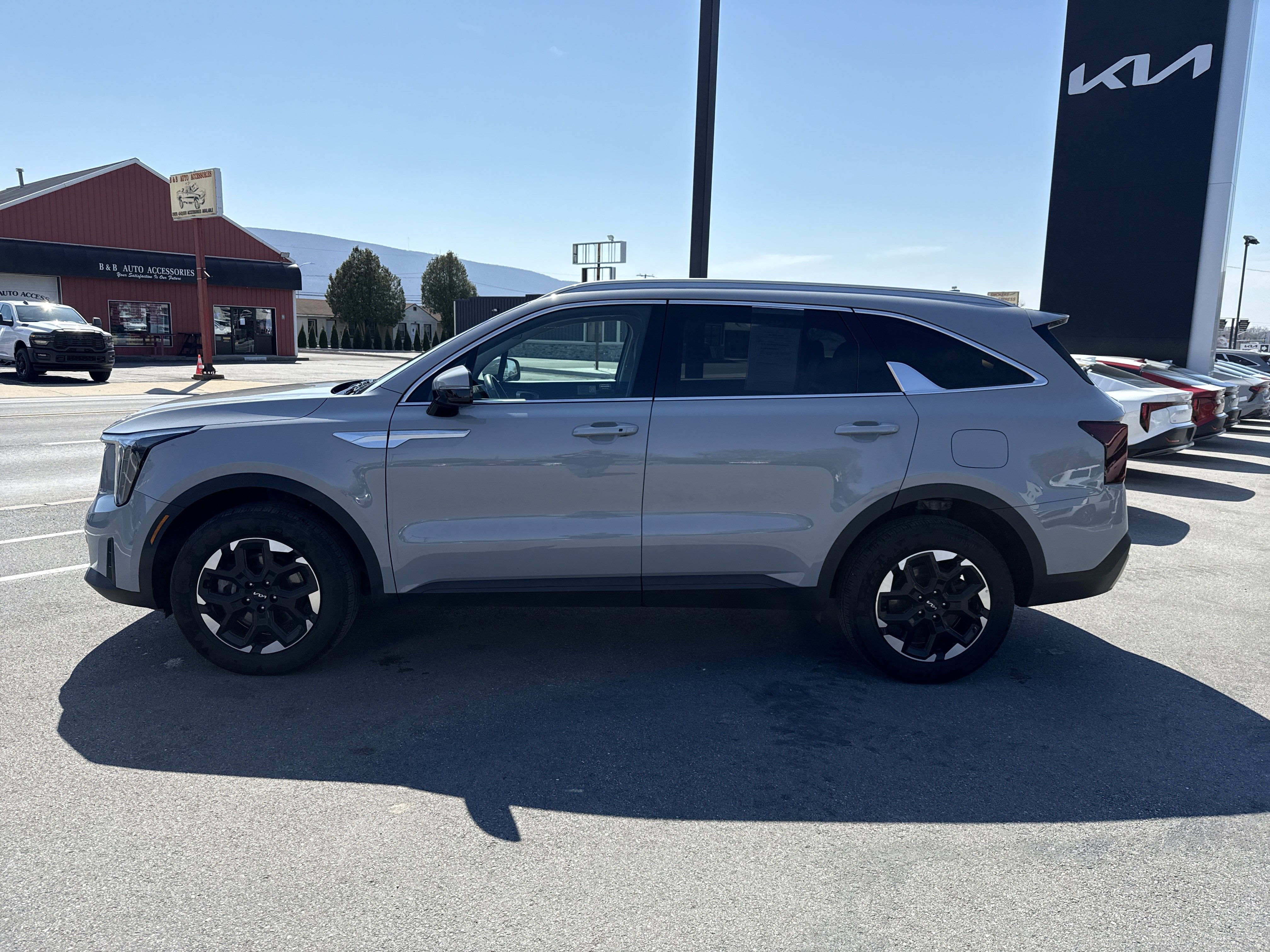 Used 2024 Kia Sorento S w/ Panoramic Sunroof Package image 7