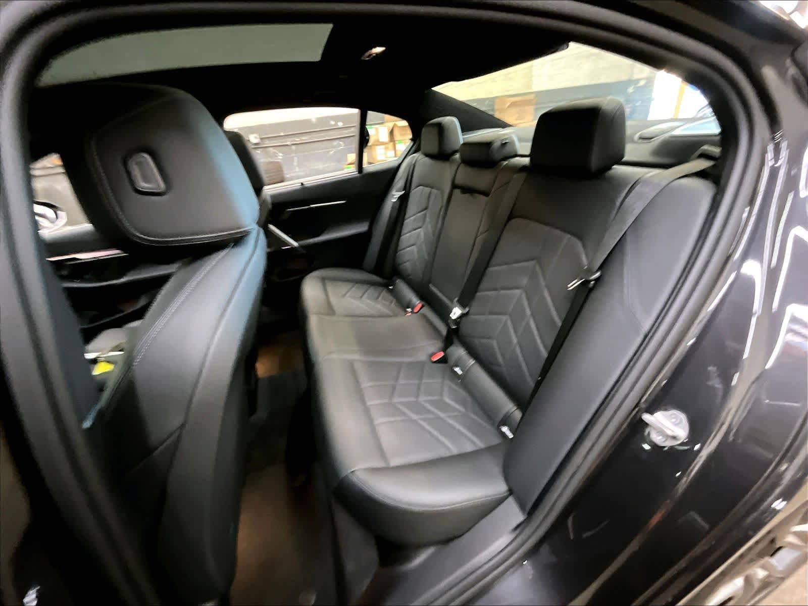 Used 2024 BMW i5 eDrive40i w/ Executive Package RWD image 28