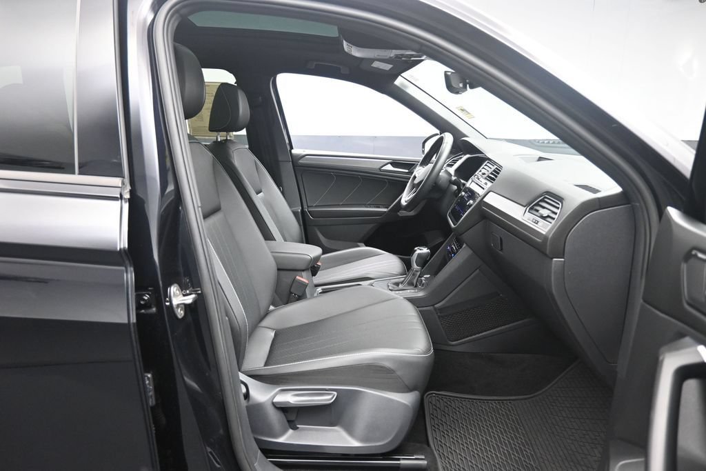 Used 2023 Volkswagen Tiguan SE R-Line FWD image 27