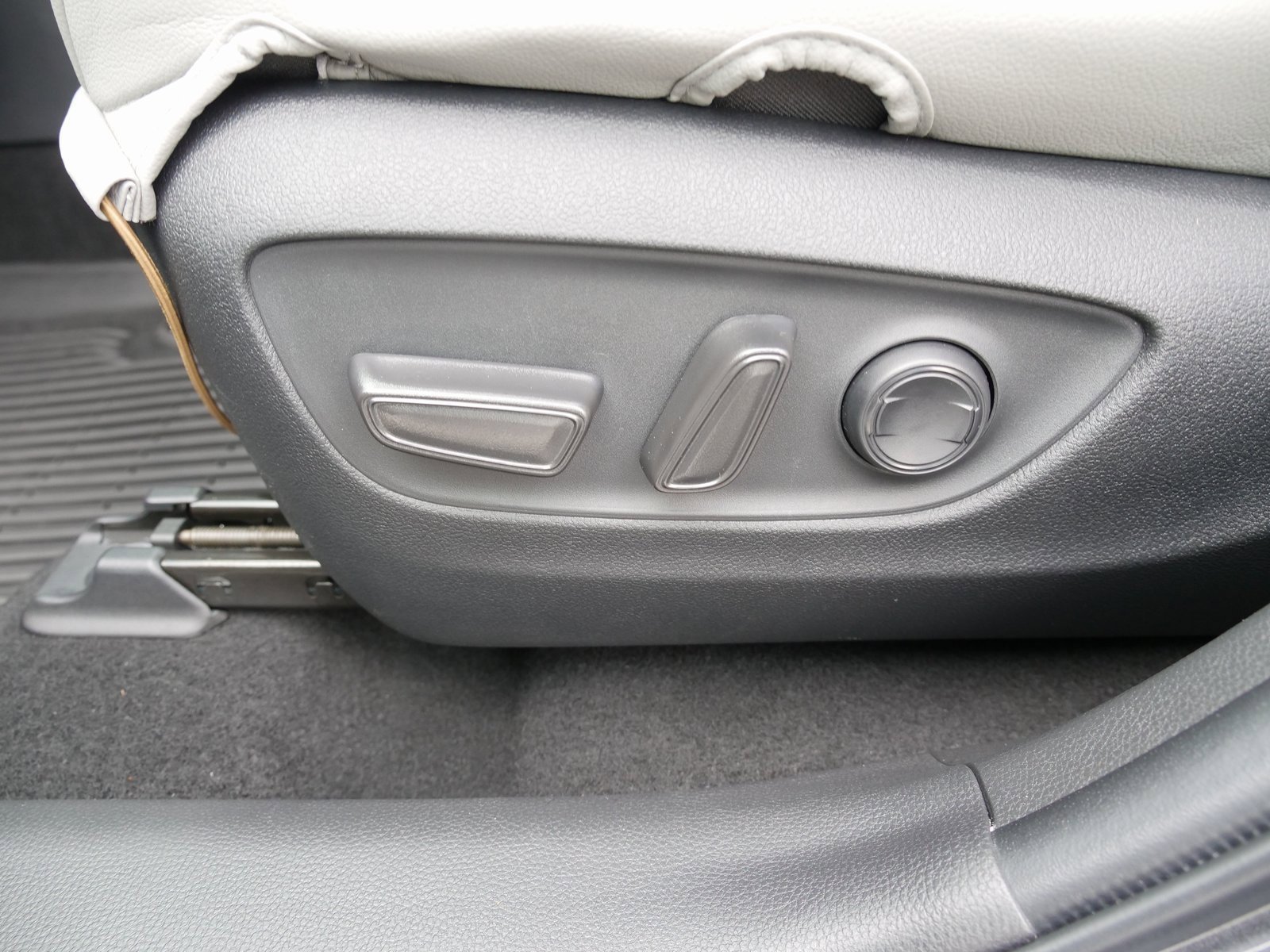 Used 2023 Toyota RAV4 SE image 16