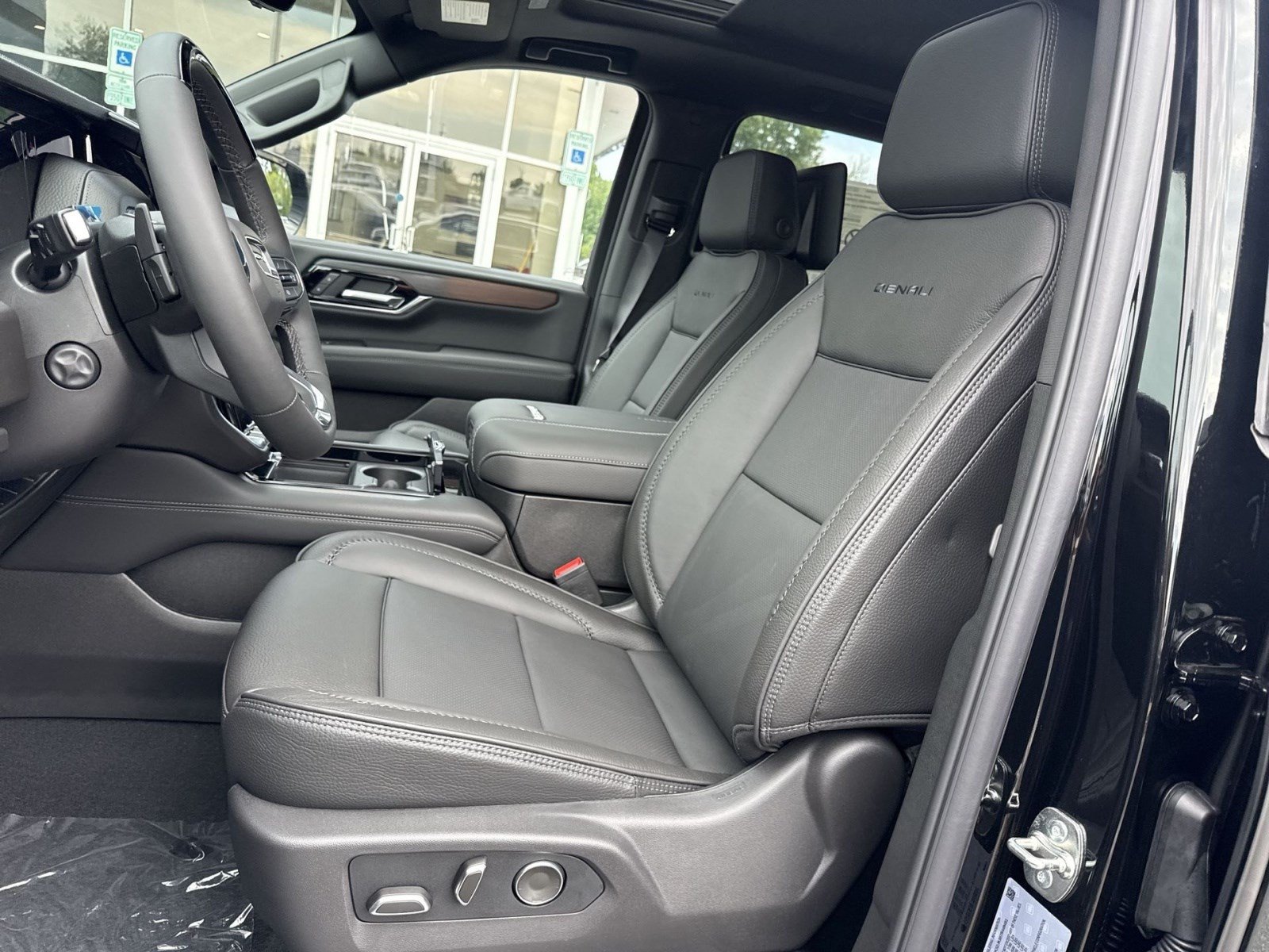 New 2026 GMC Yukon XL Denali w/ Denali Reserve Package AWD/4WD image 10