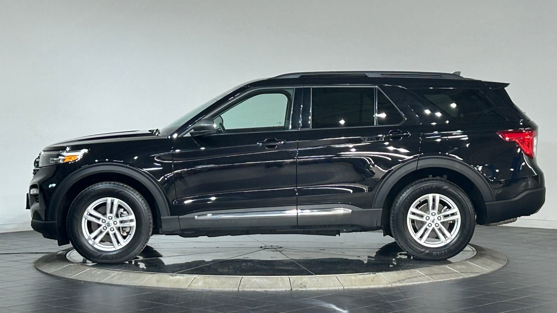 Used 2023 Ford Explorer XLT w/ Equipment Group 202A AWD/4WD image 6