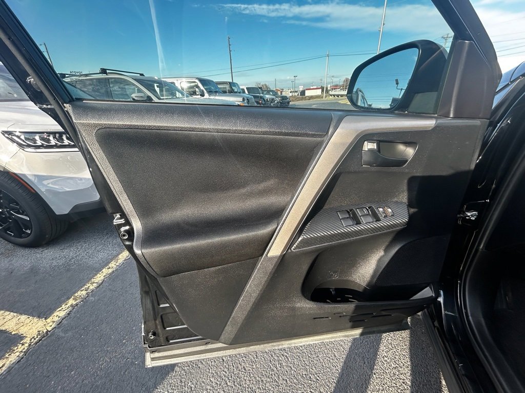 Used 2015 Toyota RAV4 LE image 9