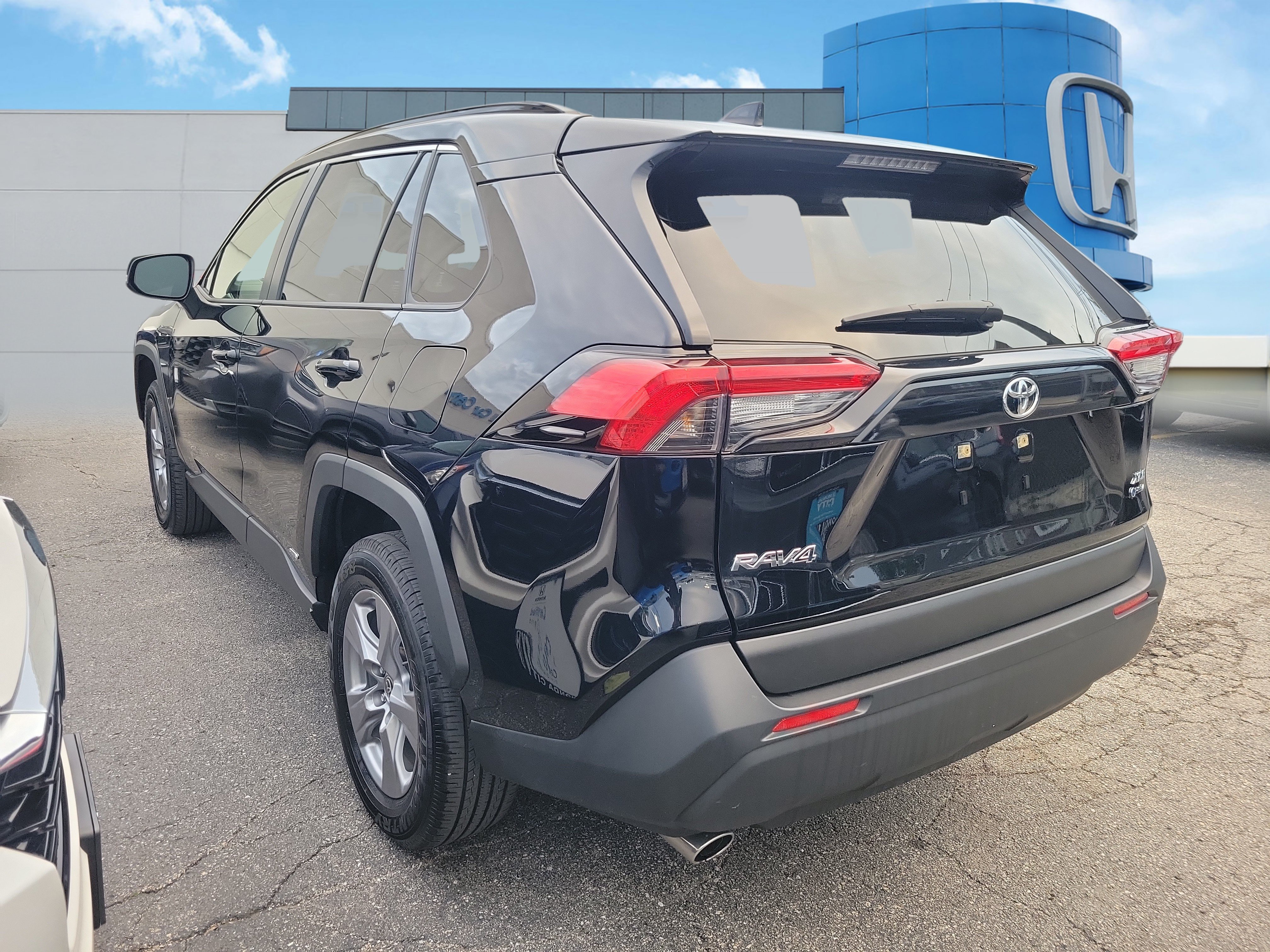 Used 2025 Toyota RAV4 XLE AWD/4WD image 4