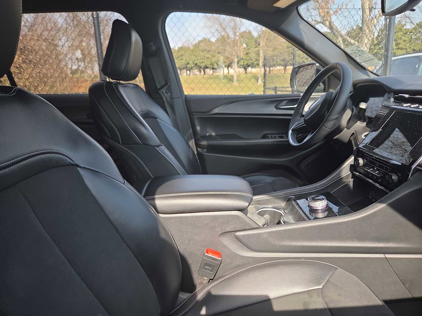 Used 2024 Jeep Grand Cherokee L Laredo image 11