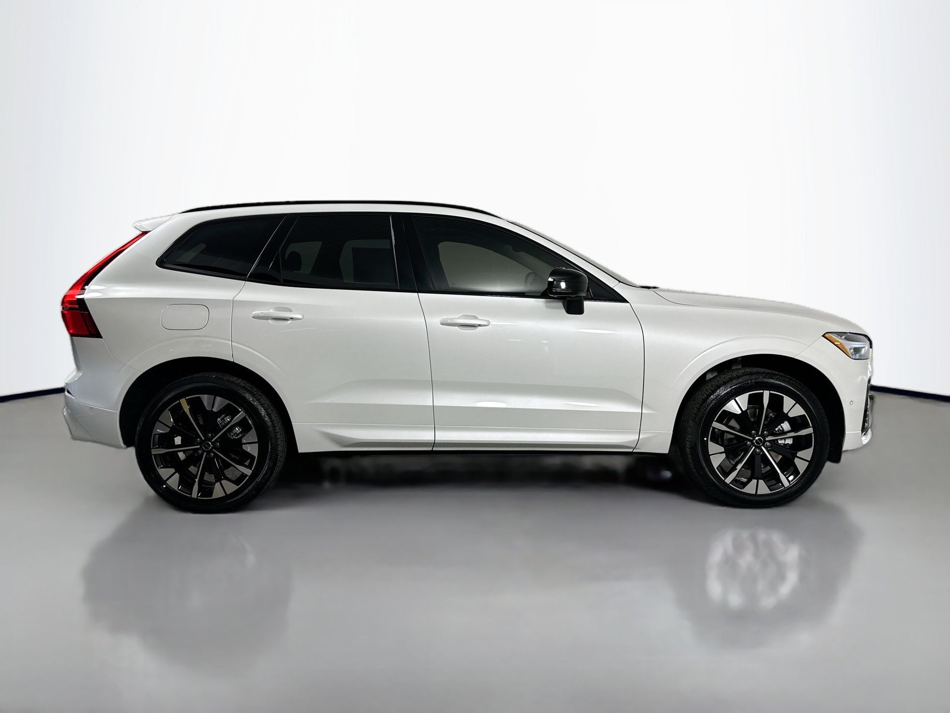 New 2026 Volvo XC60 B5 Plus w/ Protection Package Premier AWD/4WD image 5
